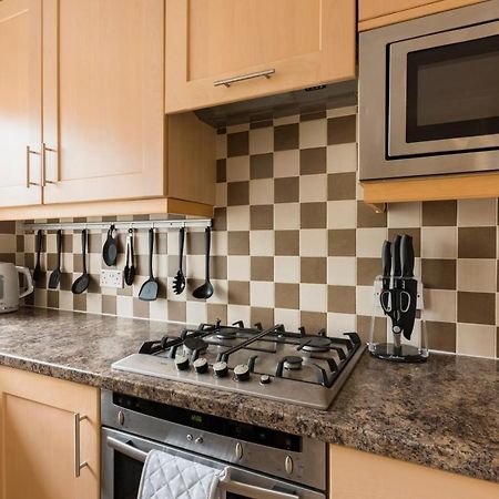 Surrey Stays - 2 Bedroom House, Rh1, Contractors Welcome, Sleeps 5 Max, 2 Parking Spaces, Near Town Centre, Train Station And Gatwick Airport Redhill  Buitenkant foto