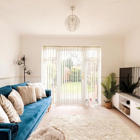 Surrey Stays - 2 Bedroom House, Rh1, Contractors Welcome, Sleeps 5 Max, 2 Parking Spaces, Near Town Centre, Train Station And Gatwick Airport Redhill  Buitenkant foto