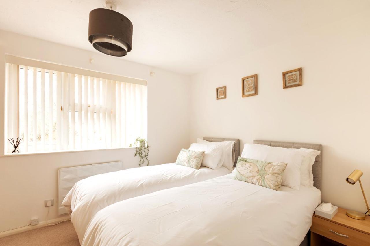 Surrey Stays - 2 Bedroom House, Rh1, Contractors Welcome, Sleeps 5 Max, 2 Parking Spaces, Near Town Centre, Train Station And Gatwick Airport Redhill  Buitenkant foto