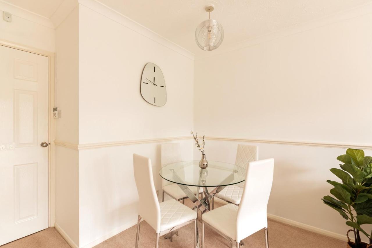 Surrey Stays - 2 Bedroom House, Rh1, Contractors Welcome, Sleeps 5 Max, 2 Parking Spaces, Near Town Centre, Train Station And Gatwick Airport Redhill  Buitenkant foto