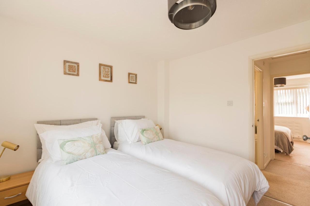 Surrey Stays - 2 Bedroom House, Rh1, Contractors Welcome, Sleeps 5 Max, 2 Parking Spaces, Near Town Centre, Train Station And Gatwick Airport Redhill  Buitenkant foto
