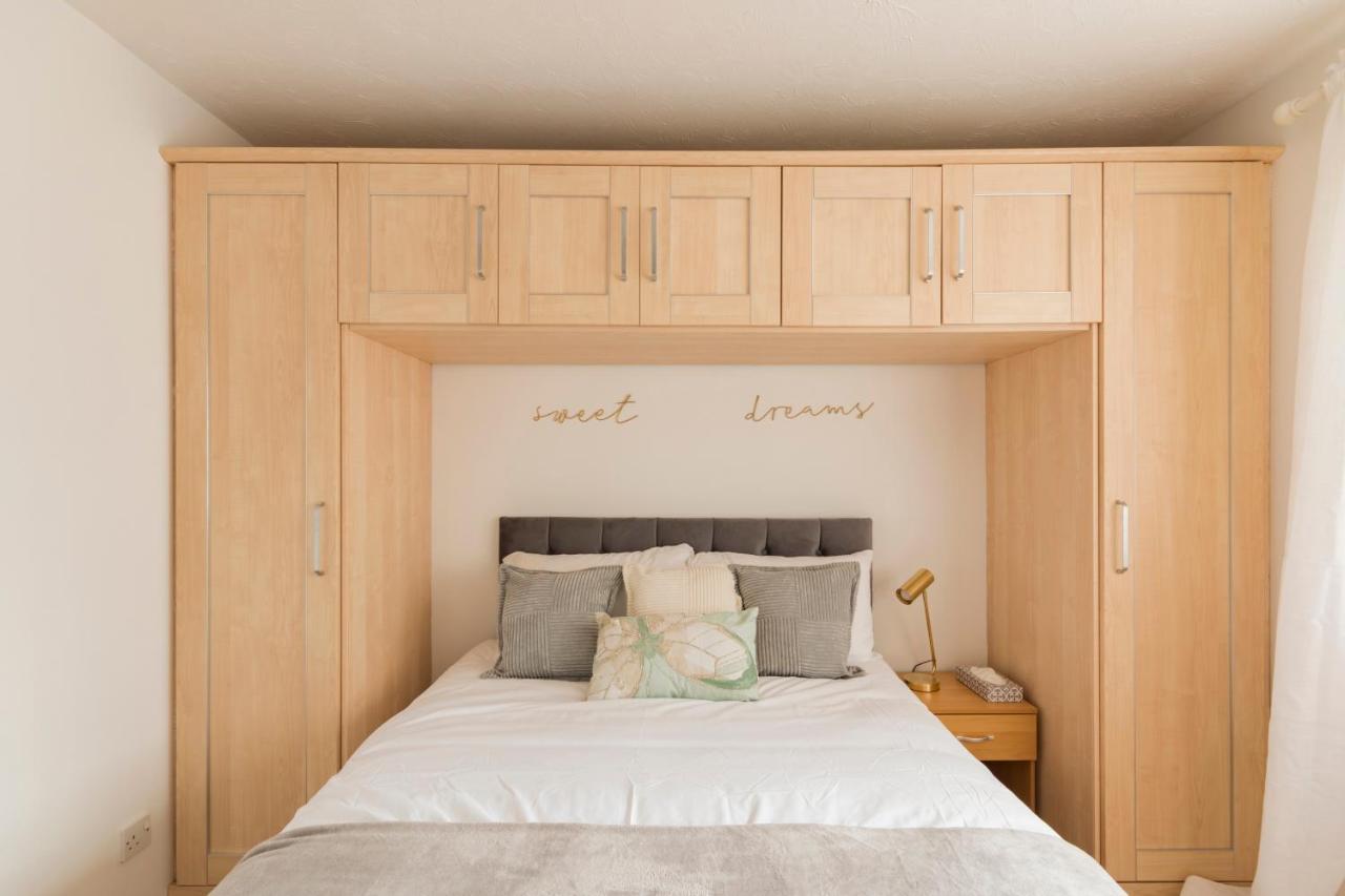 Surrey Stays - 2 Bedroom House, Rh1, Contractors Welcome, Sleeps 5 Max, 2 Parking Spaces, Near Town Centre, Train Station And Gatwick Airport Redhill  Buitenkant foto